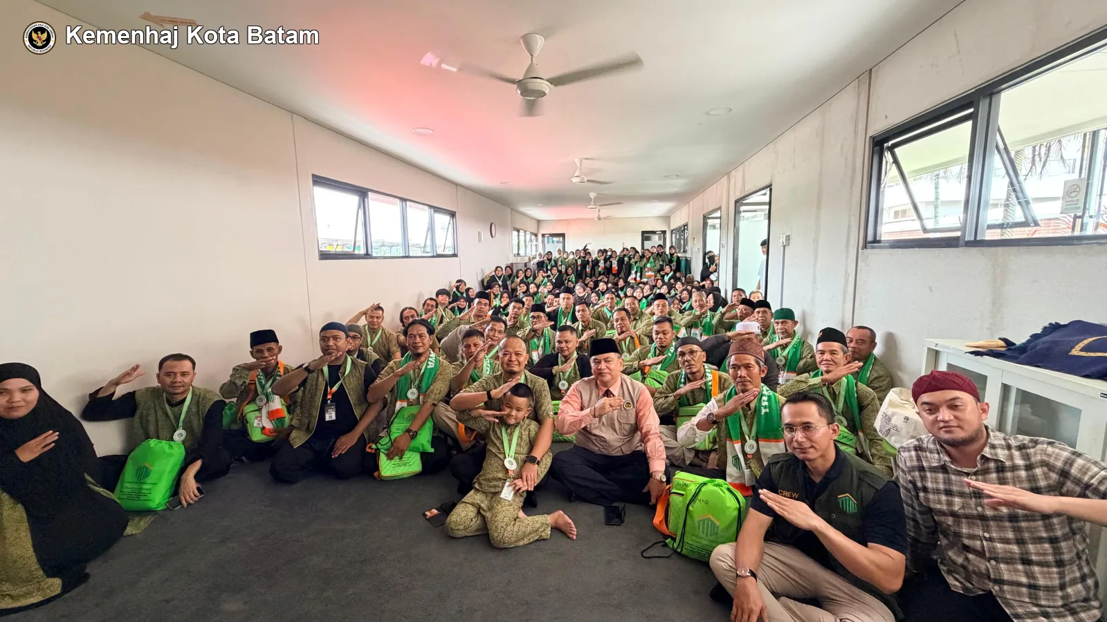 Lepas 125 Jemaah Umrah Travelataya, Kepala Kemenhaj Batam Tekankan Niat, Takwa, dan Akhlak Mulia